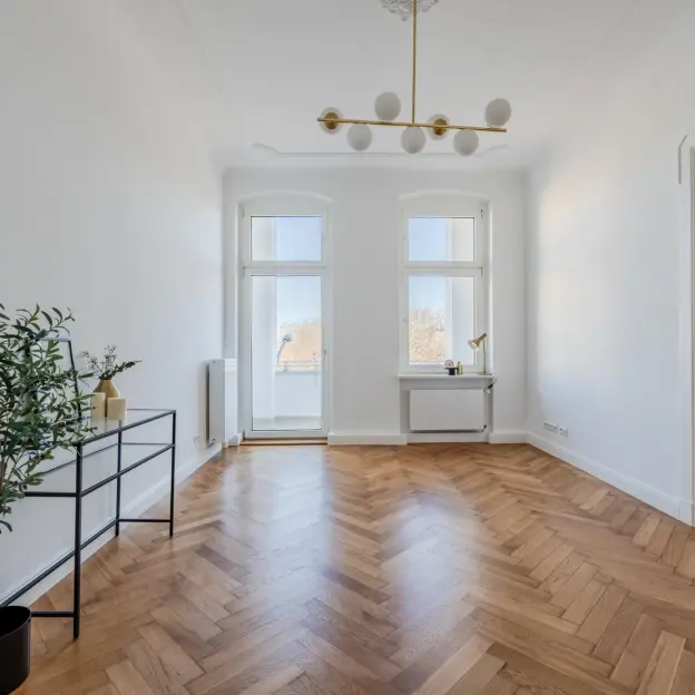 bright-living-room-access-balcony-berlin-apartment